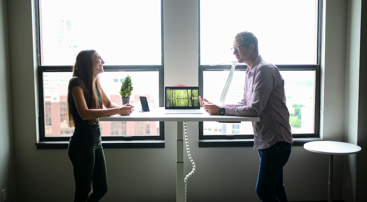 Le bureau debout est une bonne solution pour lutter contre la sédentarité au travail